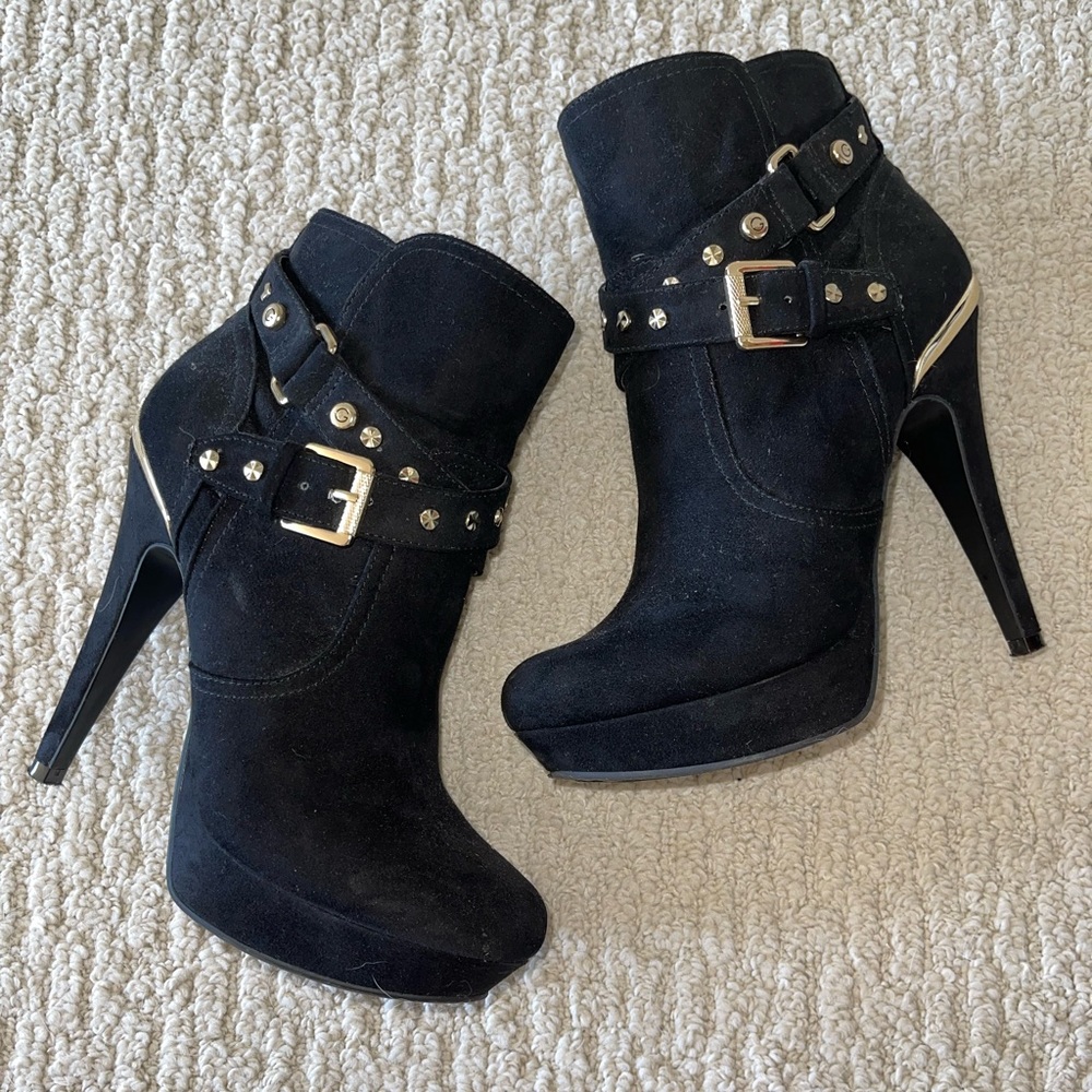 GUESS BLACK AND GOLD BOOTIES!